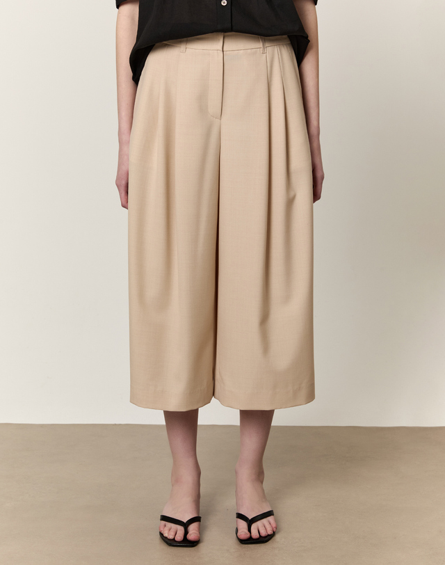 아떼 바네사브루노 여성 라이트베이지 투턱 울혼방 뒷밴딩 와이드팬츠 8~9부 밝은 베이지 착용컷