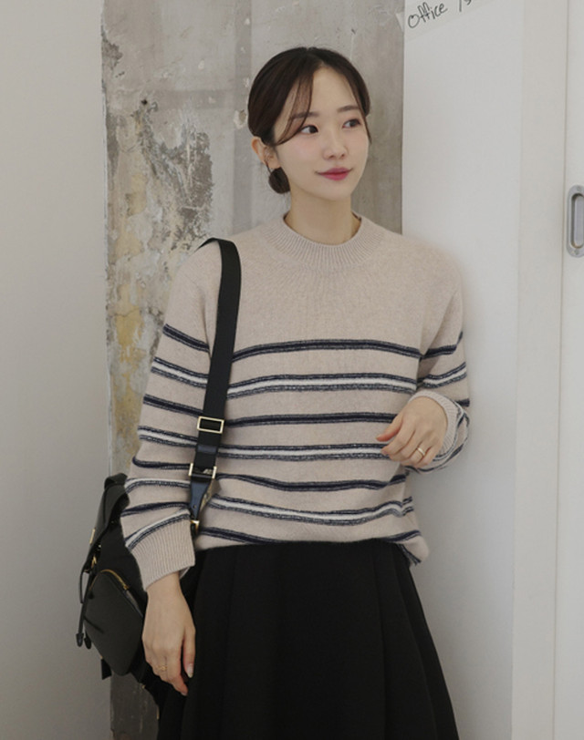 아떼 바네사브루노 여성 베이지 스트라이프 울혼방 긴팔 니트 착용컷