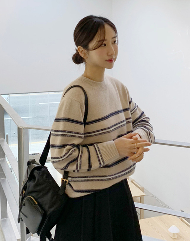 아떼 바네사브루노 여성 베이지 스트라이프 울혼방 긴팔 니트 착용컷