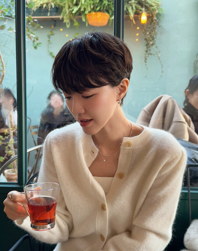 아떼 바네사브루노 여성 오프화이트 셔링배색 알파카혼방 가디건 미색 착용컷