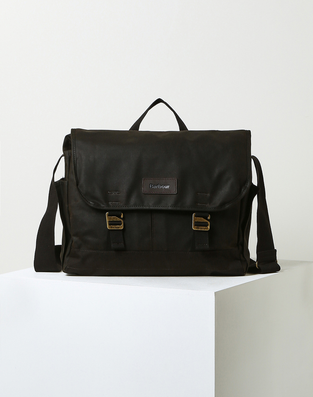 바버 카키 Essential Messenger 왁스코튼 백 진한 연두 착용컷