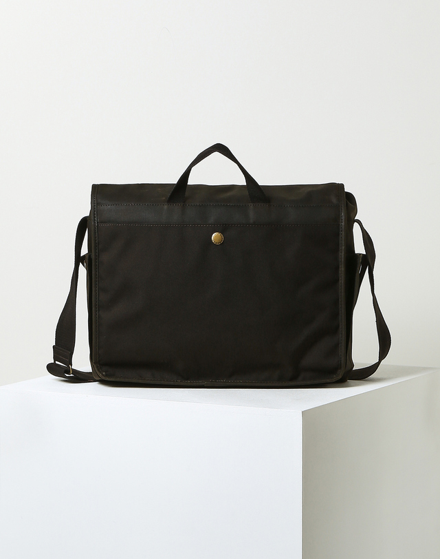 바버 카키 Essential Messenger 왁스코튼 백 진한 연두 착용컷
