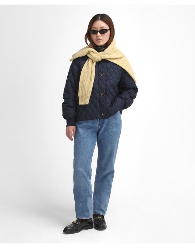 바버 [Barbour X Alexa] 여성 네이비 Jamie 퀼팅 자켓 착용컷