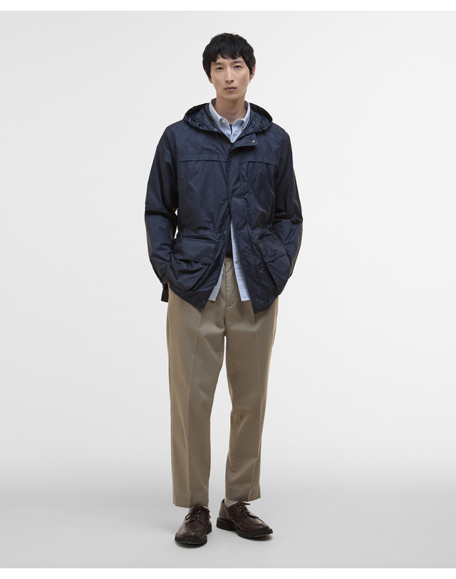 바버 남성 네이비 UV Durham Showerproof 자켓 착용컷
