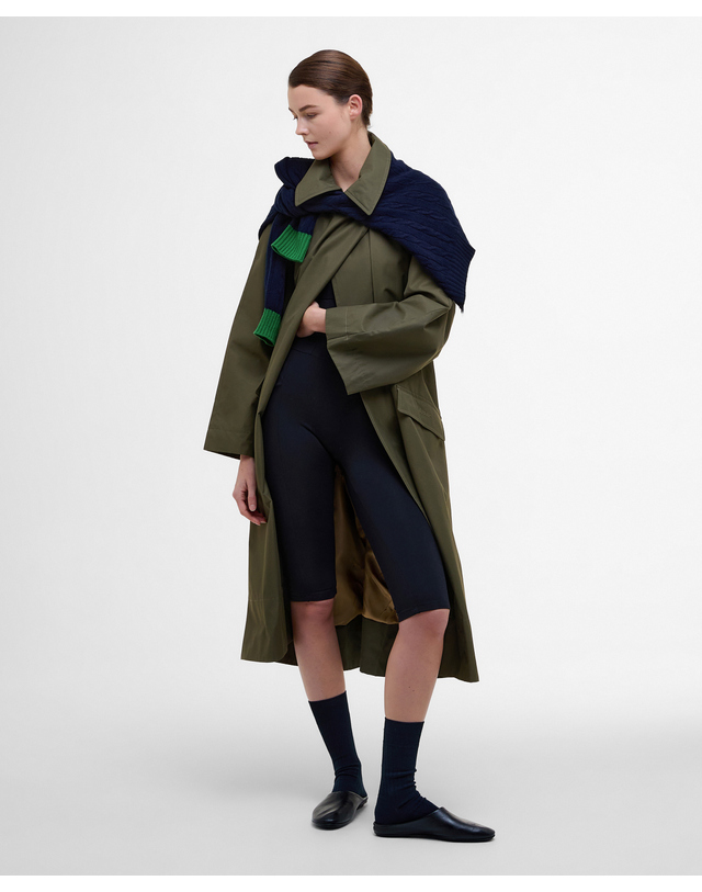 바버 [Barbour X Alexa] 여성 올리브 Harley Showerproof 자켓 진한 연두 착용컷