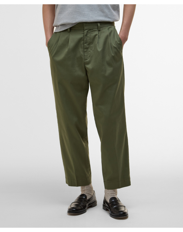 바버 남성 올리브 Ted Relaxed Fit 팬츠 진한 연두 착용컷