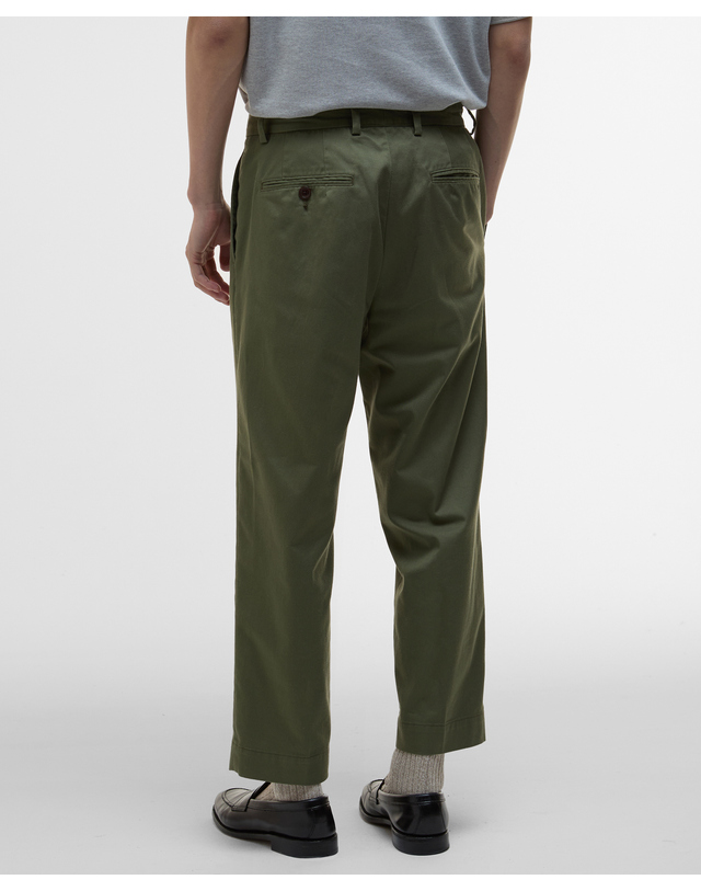 바버 남성 올리브 Ted Relaxed Fit 팬츠 진한 연두 착용컷