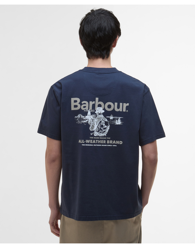 바버 남여공용 네이비 Outdoors Graphic OS Fit 티셔츠 착용컷