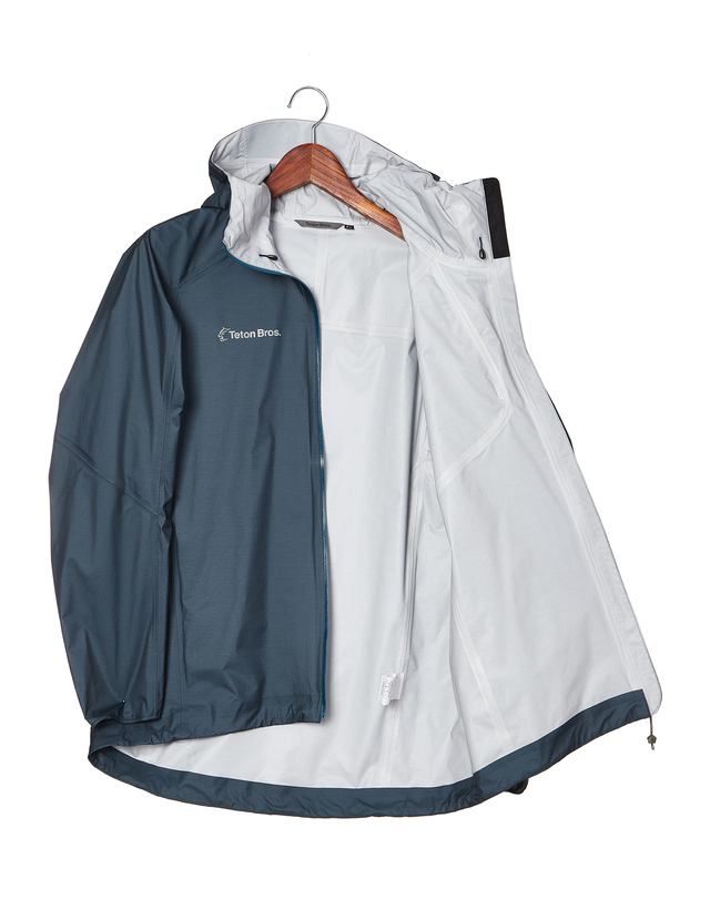 티톤 브로스 Feather Rain Full Zip Jacket / 바람막이 밝은 네이비 착용컷