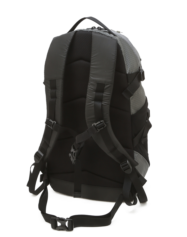 티톤 브로스 Rugged Beauty 18L 그레이 착용컷