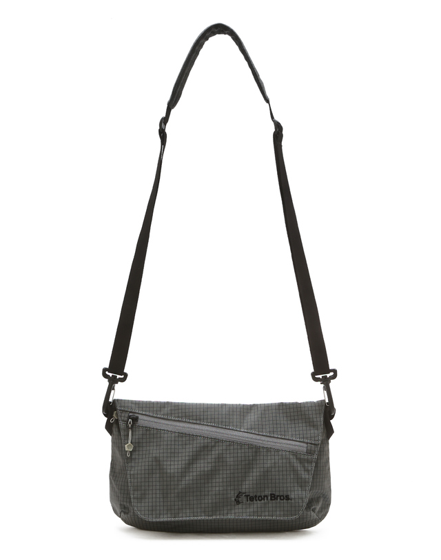 티톤 브로스 Rugged Beauty Sling Pack 그레이 착용컷