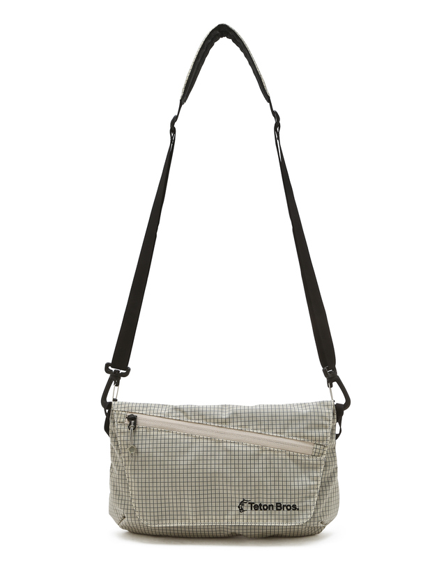 티톤 브로스 Rugged Beauty Sling Pack 밝은 베이지 착용컷
