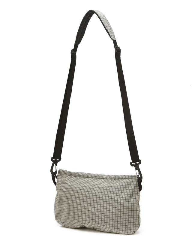 티톤 브로스 Rugged Beauty Sling Pack 밝은 베이지 착용컷