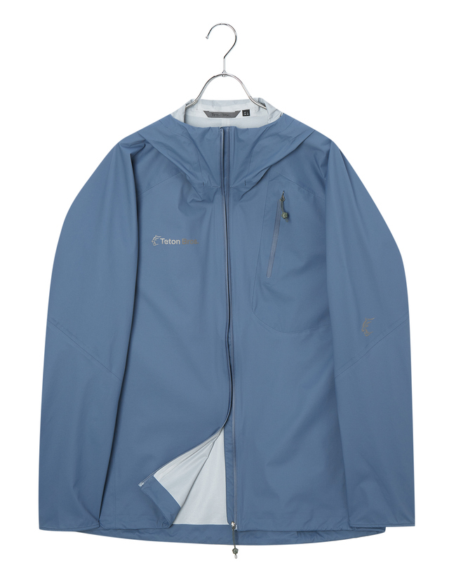 티톤 브로스 FEATHER RAIN JACKET 밝은 블루 착용컷