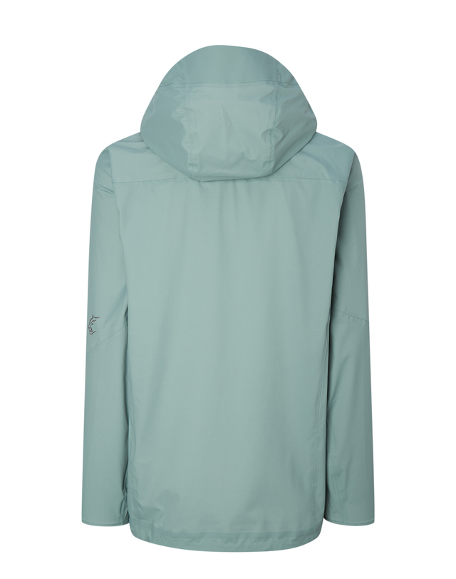 티톤 브로스 FEATHER RAIN JACKET 밝은 그레이 착용컷
