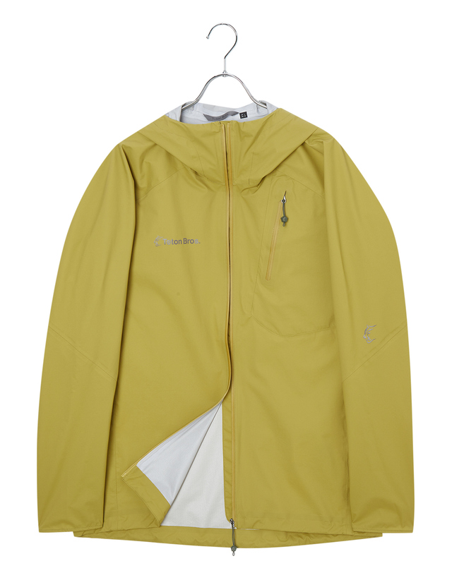 티톤 브로스 FEATHER RAIN JACKET 밝은 노랑 착용컷