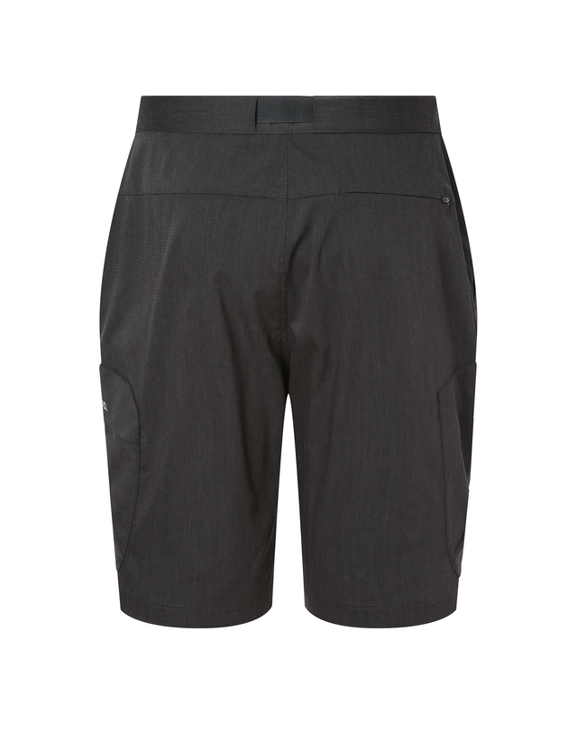 티톤 브로스 DULLE LIGHTWIEGHT CARGO SHORT 블랙 착용컷