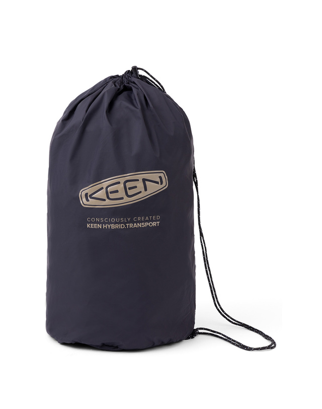 킨 KHT RECYCLE DRAWSTRING BAG IN POUCH 블랙 착용컷