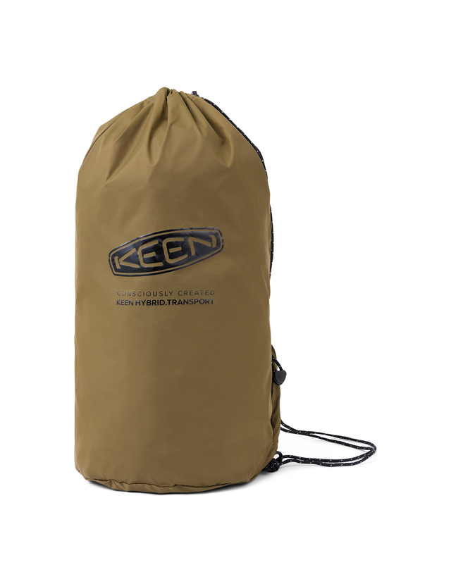 킨 KHT RECYCLE DRAWSTRING BAG IN POUCH 카키 착용컷