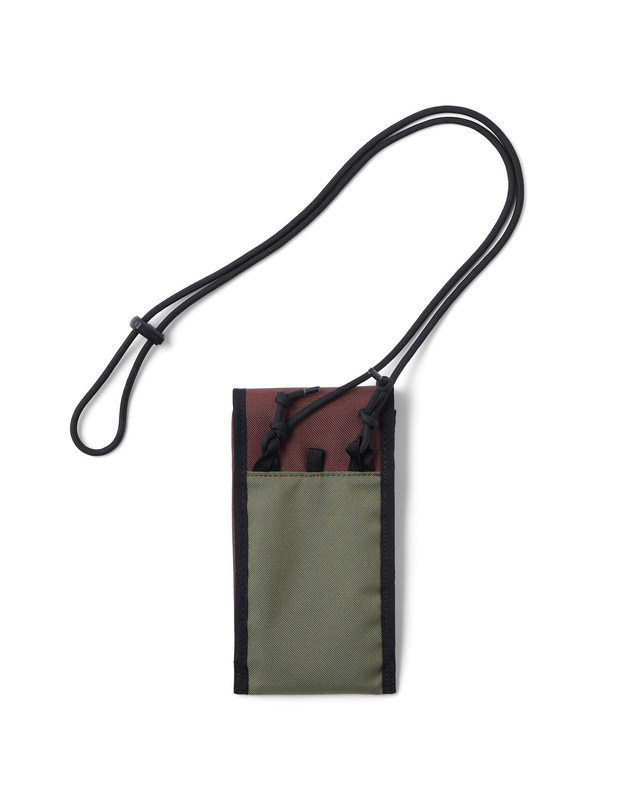 킨 HARVEST ACCORDION POUCH 진한 연두 착용컷