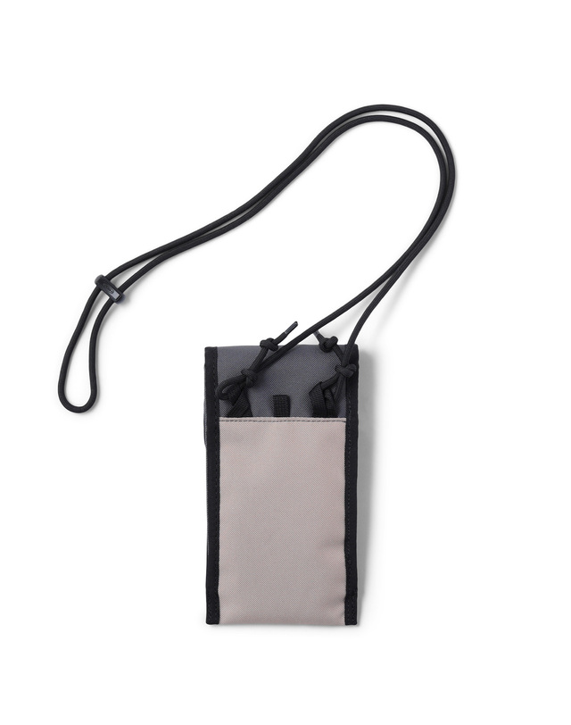 킨 HARVEST ACCORDION POUCH 브라운 착용컷