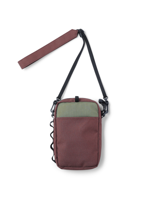 킨 HARVEST MATERIAL MODULAR TRAVEL POUCH 진한 연두 착용컷