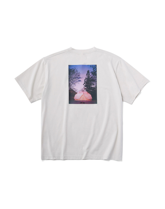킨 HARVEST CAMP PHOTO TEE (LIGHT BEIGE) 밝은 베이지 착용컷