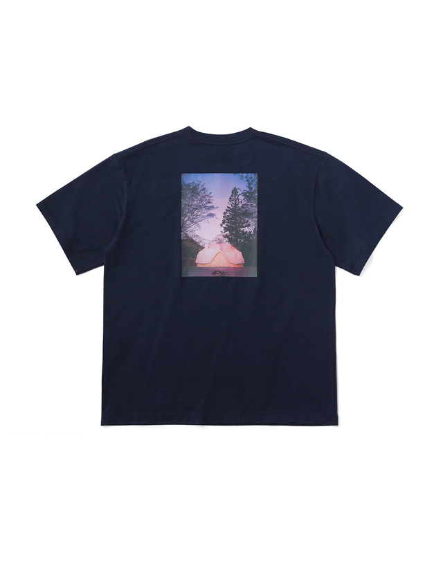 킨 HARVEST CAMP PHOTO TEE (NAVY) 네이비 착용컷