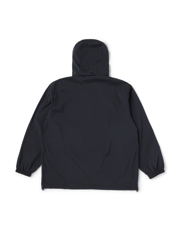 킨 NYLON ANORAK HOODIE 블랙 착용컷