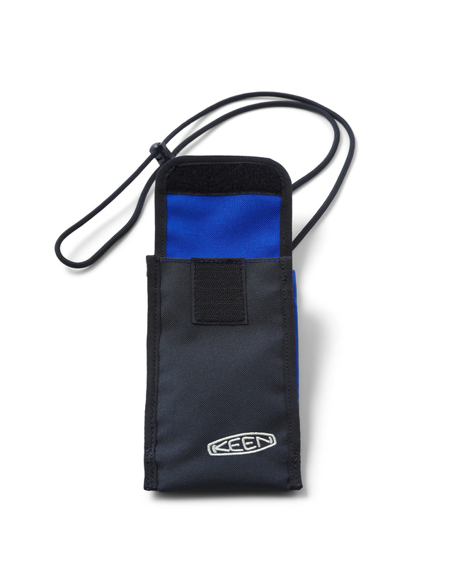 킨 HARVEST ACCORDION POUCH (BLUE) 블루 착용컷
