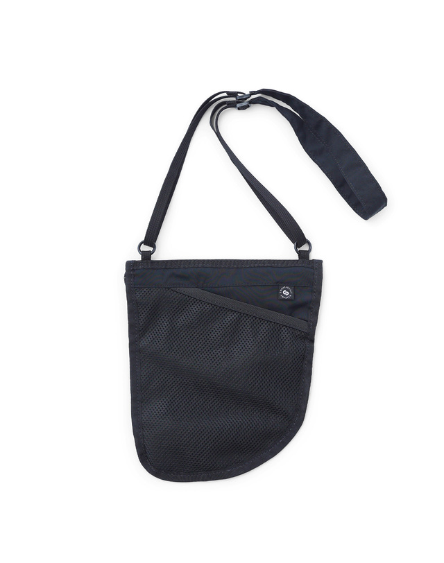 킨 NYLON POCKET SACOCHE (BLACK) 블랙 착용컷