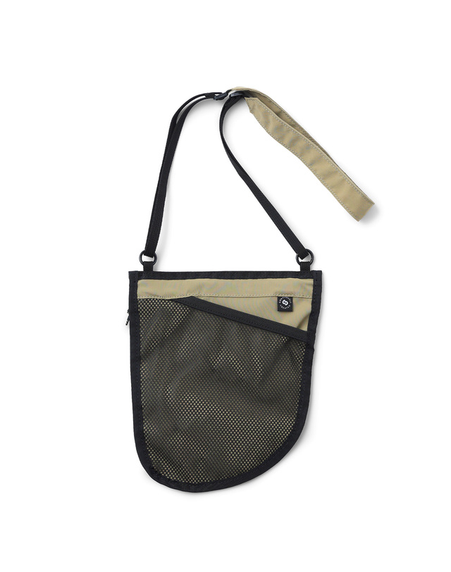 킨 NYLON POCKET SACOCHE (TIMBERWOLF) 진한 베이지 착용컷