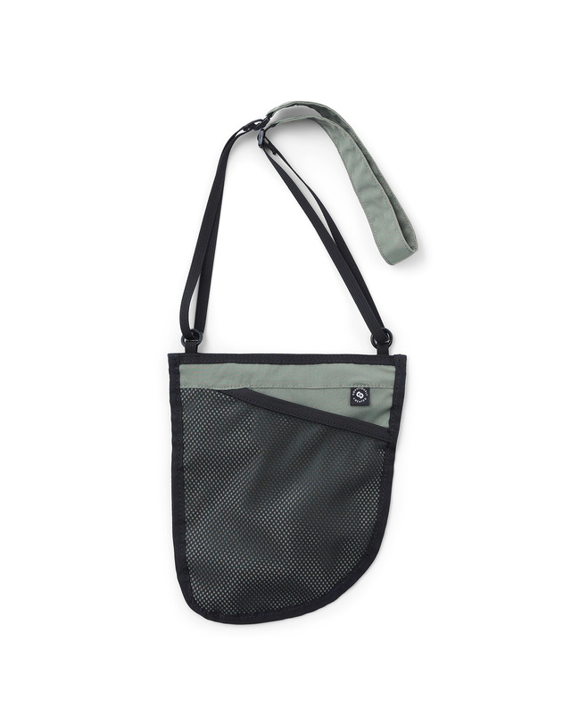 킨 NYLON POCKET SACOCHE (OLIVE) 카키 착용컷