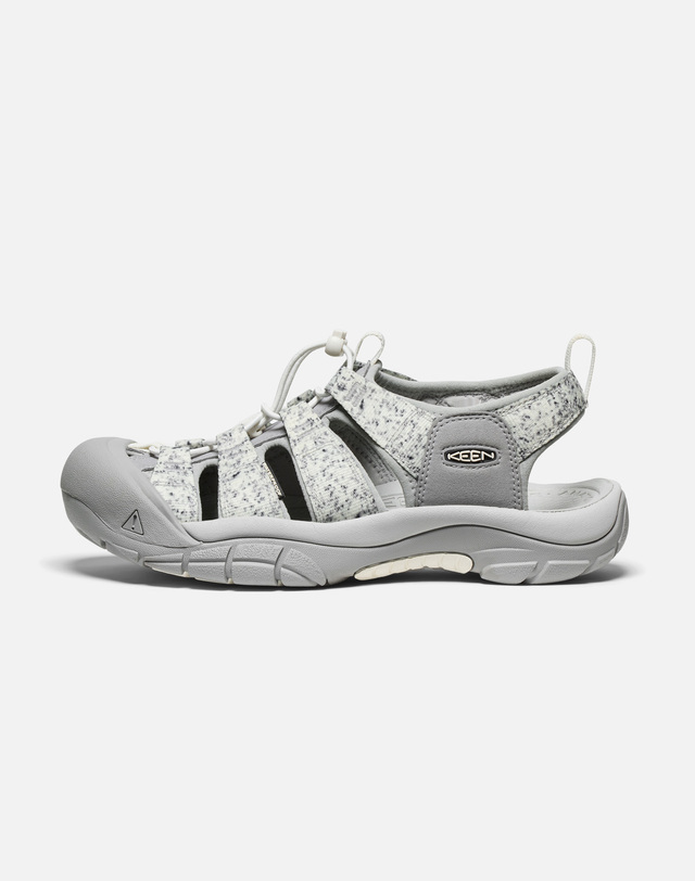 킨 [KEEN X DEAD DYE][뉴포트 RETRO] 밝은 그레이 남성 샌들 착용컷
