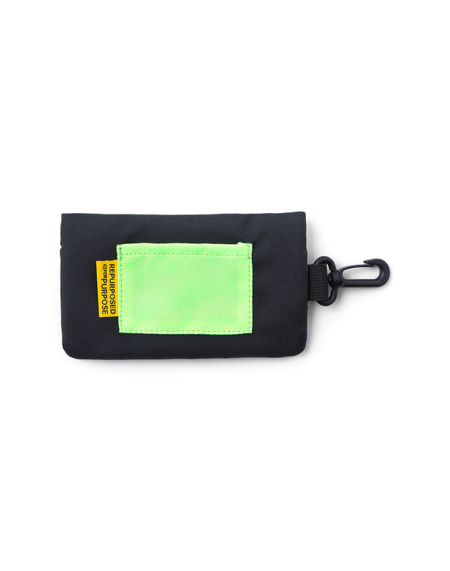 킨 HARVEST MATERIAL LONG CARD HOLDER (LIME/BLUE) 블루 착용컷