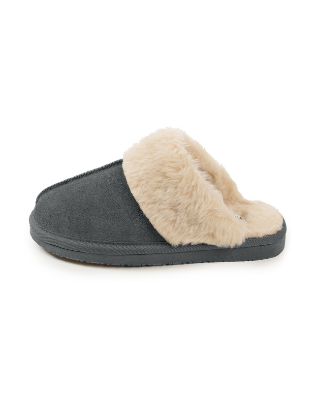 미네통카 [CHESNEY] 차콜 그레이 여성 체스니 털 슬리퍼 착용컷