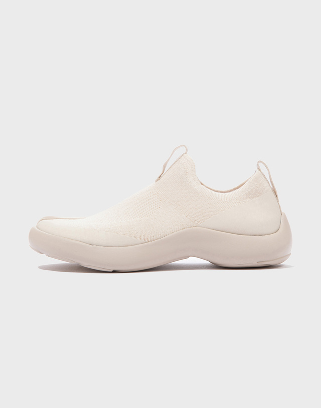 타비 [TABI] 미색 남녀공용 SHOE 슬립온 착용컷