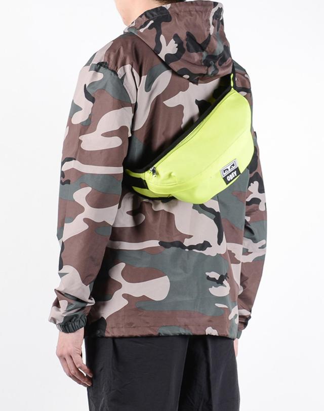 오베이 OBEY DROP OUT SLING BAG SAFETY GREEN / 드롭아웃 슬링팩 그린 밝은 노랑 착용컷