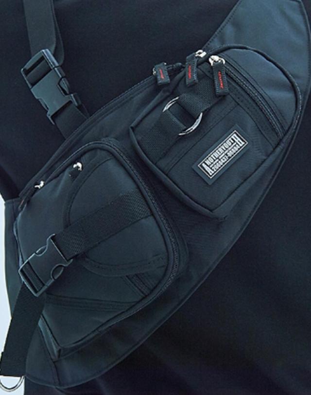 어나더유스 [어나더유스] ANOTHER YOUTHSTRAP POCKET BAG BLACK 블랙 착용컷