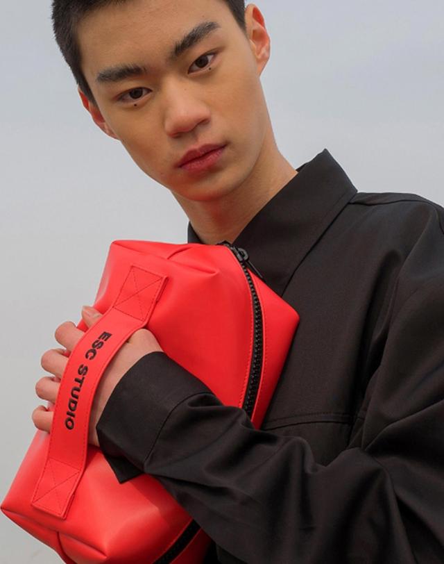 이에스씨 스튜디오 ESC STUDIO Square pouch(Red) 레드 착용컷