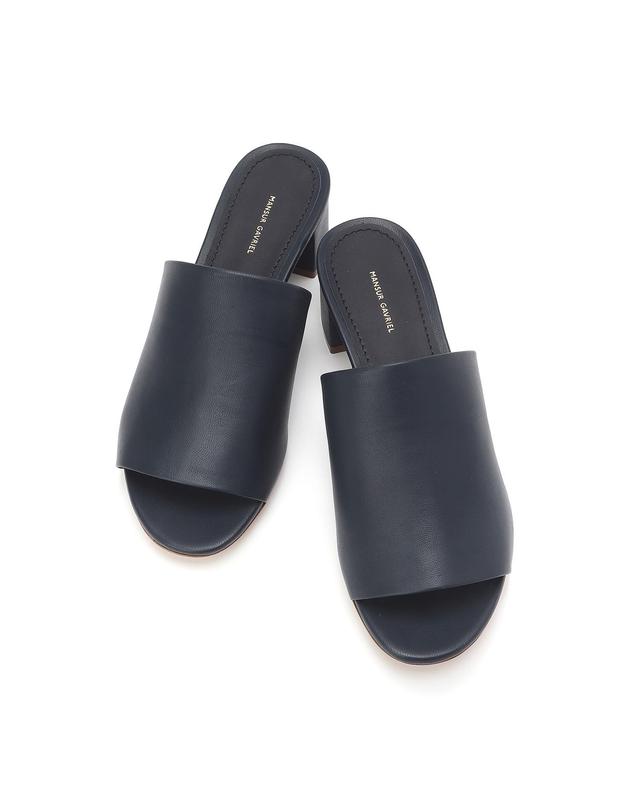 라움 만수르 가브리엘 [MANSUR GAVRIEL] 블루 단색 가죽 슬리퍼 밝은 블루 착용컷