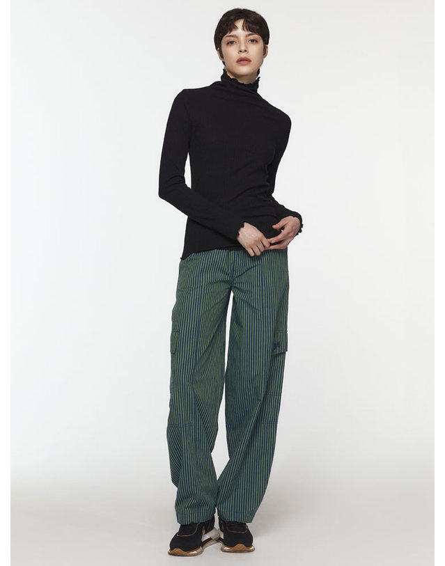 라움 여성 [RAUM WOMEN SIGNATURE] 블랙 단색 긴팔티셔츠 착용컷