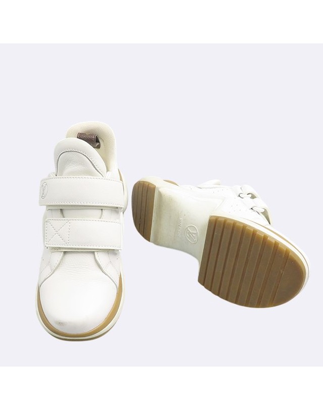 루이비통 [중고명품] [중고]스미스마켓 루이비통 1A8CM8 모노그램 캔버스 화이트 컬러 LV아치라이트 벨크로 여성용 스니커즈 - 235MM K45737LV 착용컷