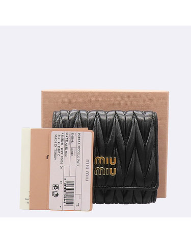 [중고]고이비토 미우미우 5MH033 블랙 나파 마테라쎄 금장 로고 2단 반지갑 HN0926MIU