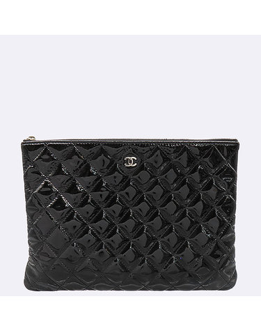 [중고]고이비토 샤넬 A82545 클래식 블랙 페이던트 은장 CC 로고 뉴미듐 클러치 K17239CH