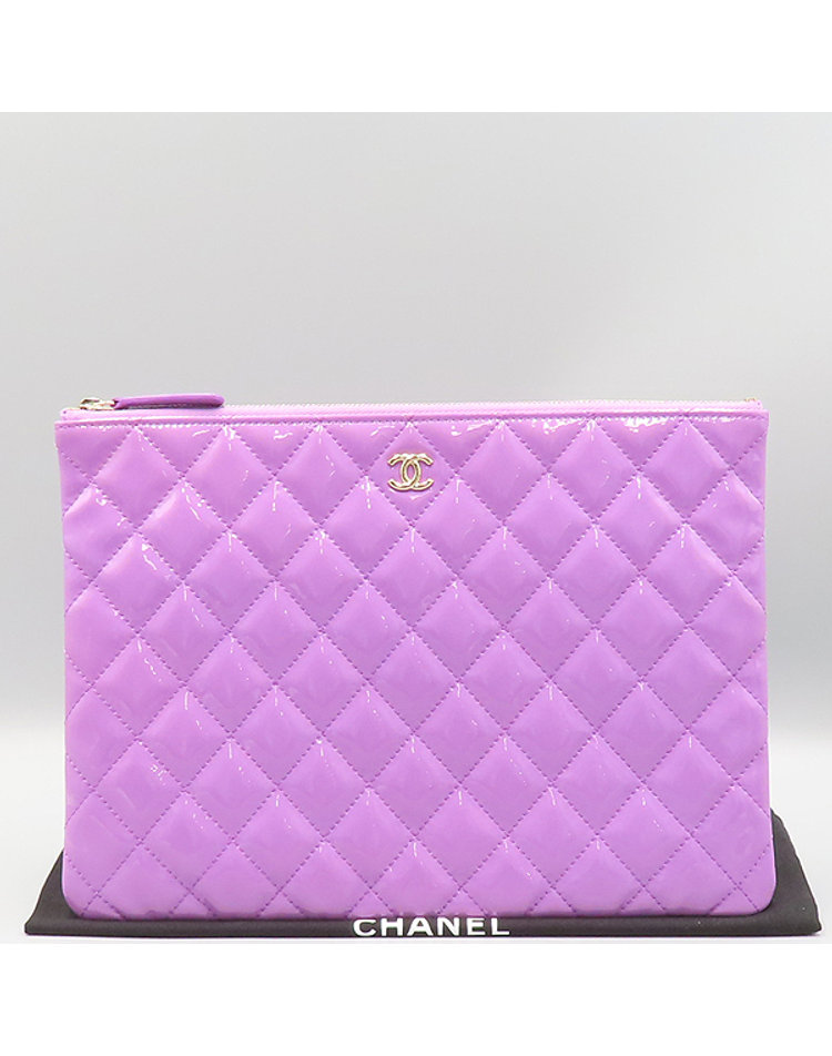 CHANEL 샤넬 [중고] [중고명품] [중고]고이비토 샤넬 A82045 라이트 퍼플 페이던트 금장 COCO 로고 뉴미듐 클러치백 60290wp CK73XX04928