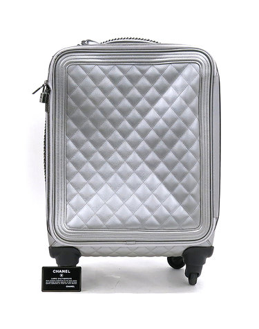 [중고]고이비토 샤넬 A69903 카프스킨 실버 메탈릭 퀼팅 마트라쎄 보이샤넬 travel trolley 트레블 트롤리 여행용 캐리어 K7102CH