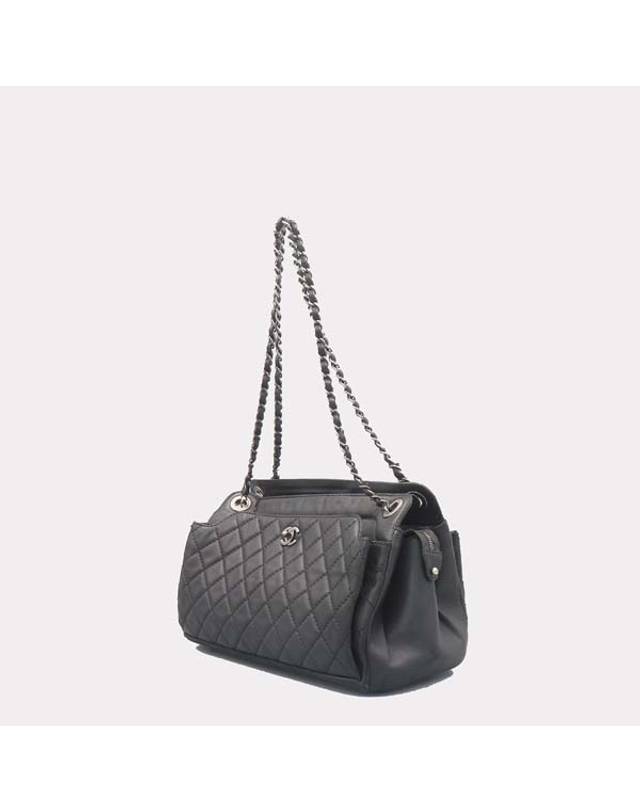 샤넬 [중고명품] [중고]고이비토 샤넬 A94066 31 RUE CAMBON(르 깜봉) 블랙 레더 빈티지 메탈 은장 COCO 로고 장식 체인 숄더백 K13861CH 착용컷