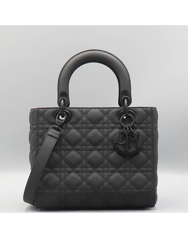 디올 [중고명품] [중고]고이비토 디올 M0565SLOI 블랙 까나쥬 매트 레더 Lady Dior 레이디 디올 미디엄 토트백 + 숄더스트랩 2WAY K4700CD 착용컷