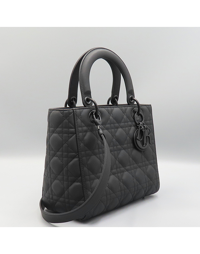 디올 [중고명품] [중고]고이비토 디올 M0565SLOI 블랙 까나쥬 매트 레더 Lady Dior 레이디 디올 미디엄 토트백 + 숄더스트랩 2WAY K4700CD 착용컷